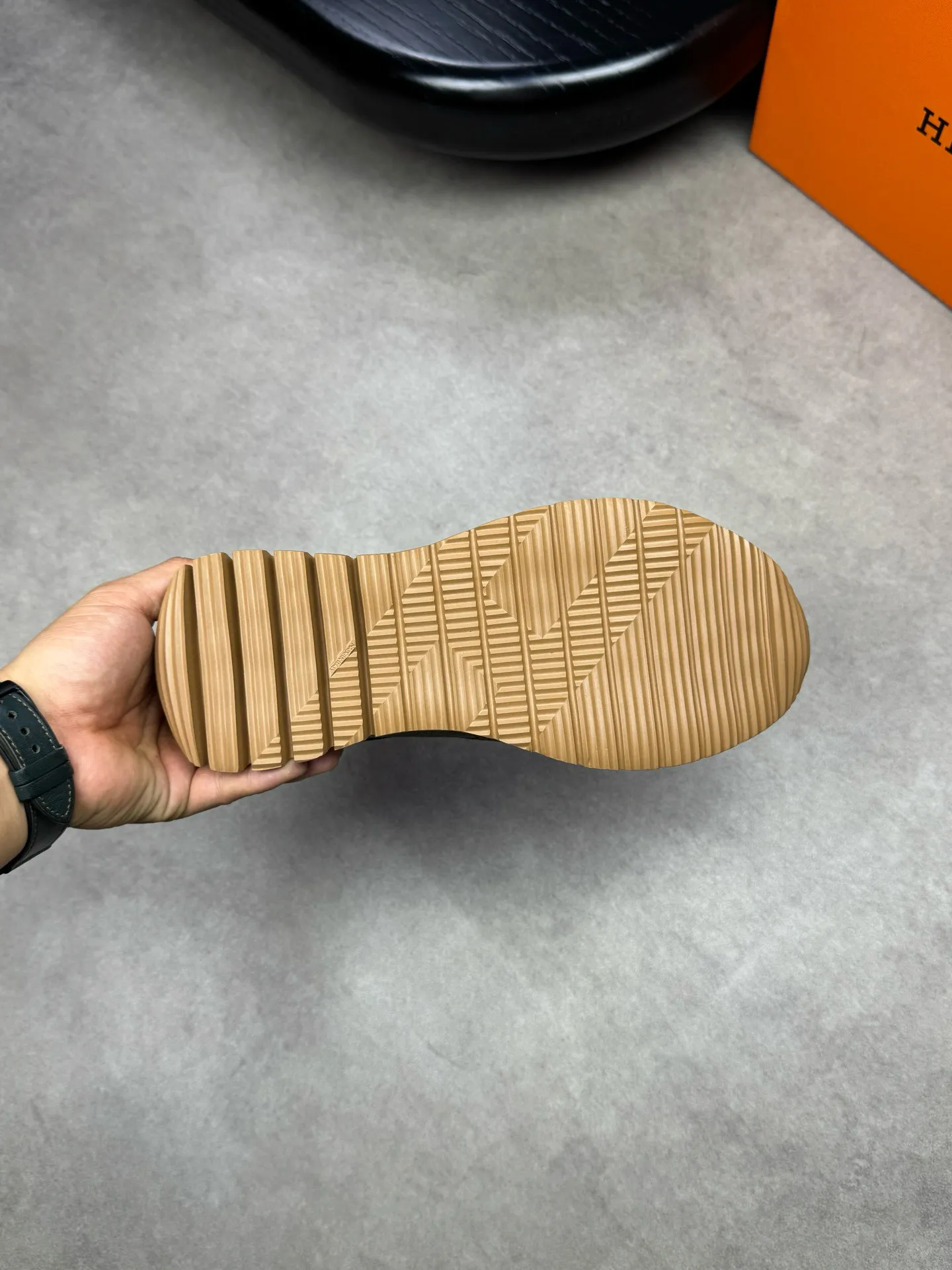 [HERMES] Hermes men's shoes 💰: 800💰 - High-end quality original items 🔍🔍🔍 casual sports shoes - Upper: 🔝 pebbled calfskin, suede calfskin, shoe body forged ´H´ totem, tongue webbing injection molded brand logo - Lining: brand canvas, foot pads; water-dyed cowhide -Outsole: Ultra-light T men's shoes 💰U foam; two-color molded outsole -Ultra-high quality control and fine workmanship: highlighted (high-end, extravagance, grade) -Size: 38-44 (45, can be customized)